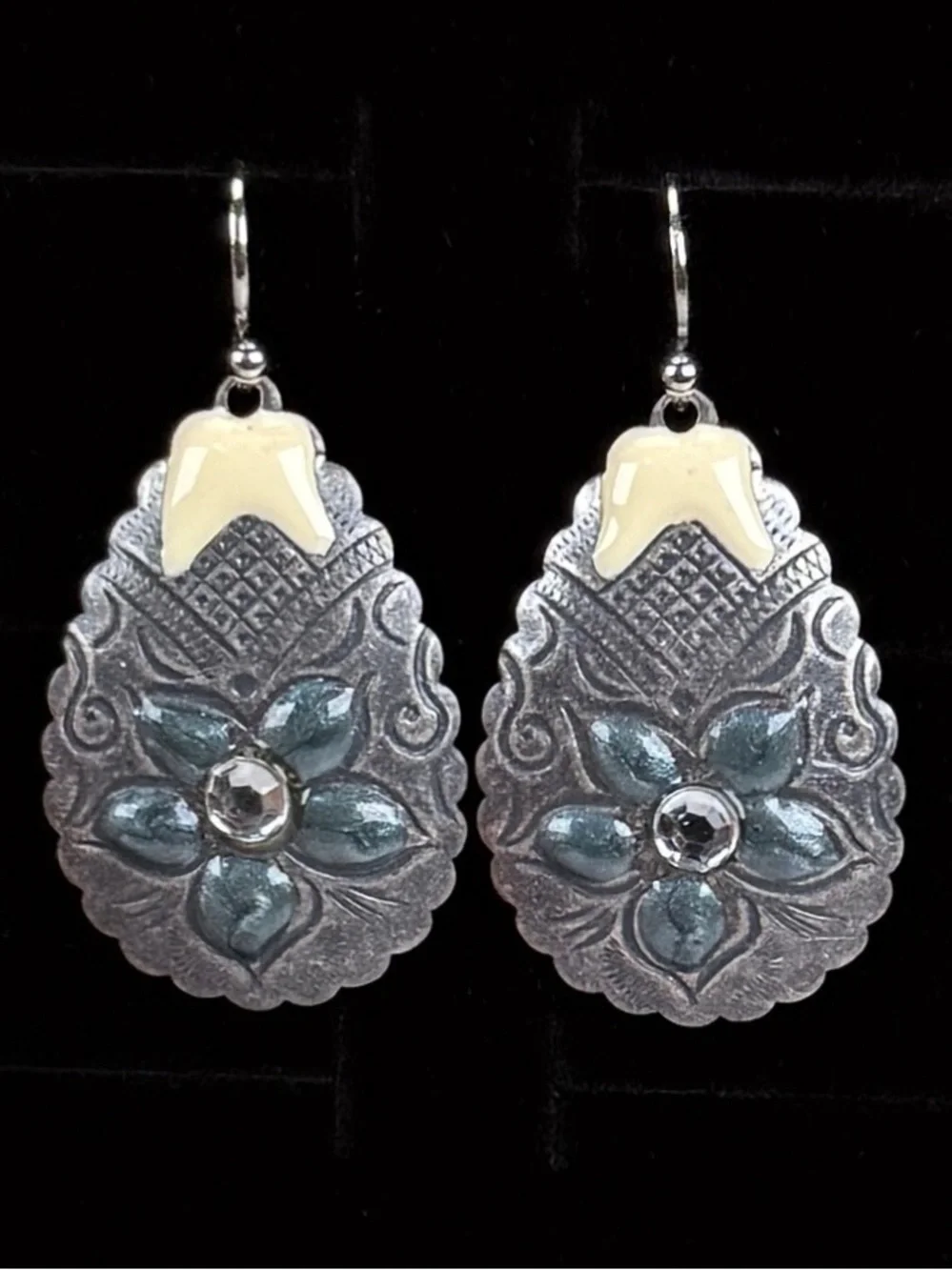 Gorgeous vintage Silvertone Bluey cream enamel costume pierced earrings